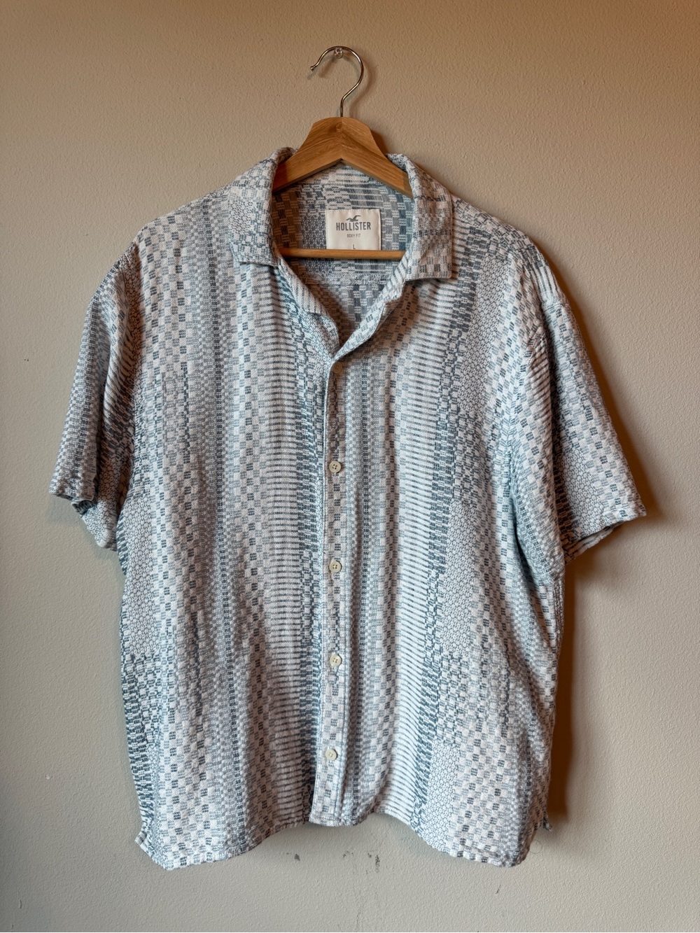 Hollister Men's Light Blue Patterned Short-Sleeve Button-Up Shirt